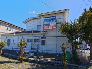 【現場レポート】花巻市にて外壁・屋根リフォーム着工！初日は足場設置工事を行いました